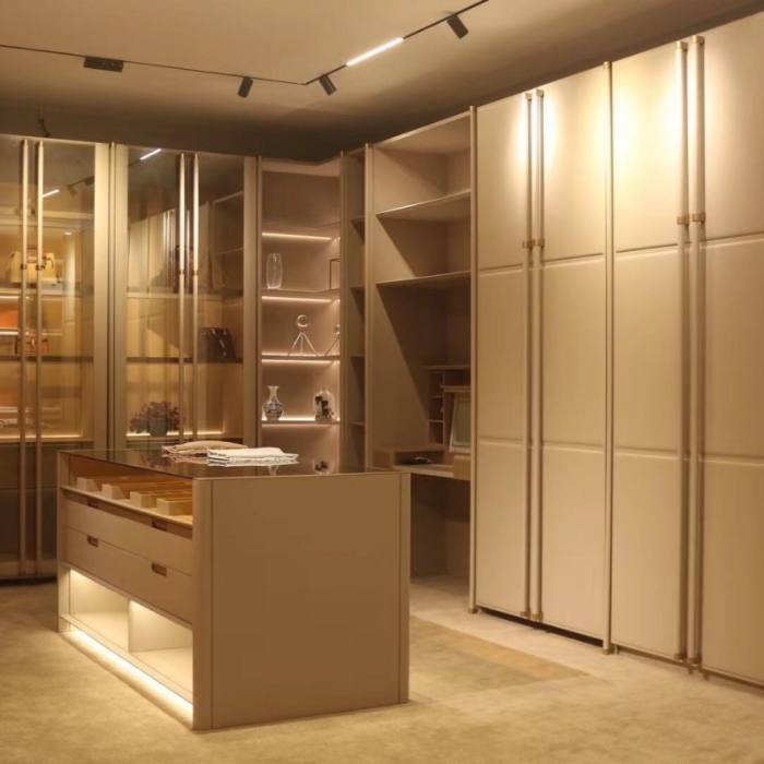 Custom Closet Island and Your Luxurious Walk-in Closet