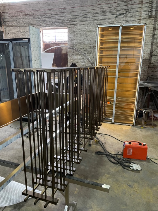 Manufacturing process of wine cabinet