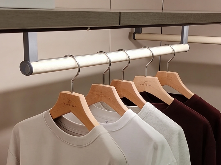 Leather-wrapped Aluminum Clothes Hanging Rod