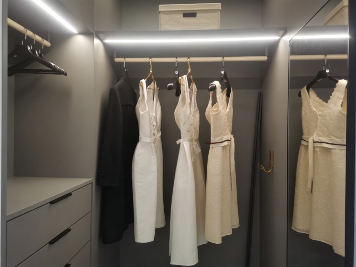 Walk-in closet project - Leahter clothes hanging rail