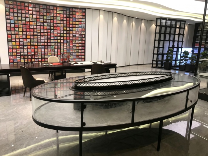 Custom Oval Display Metal Table